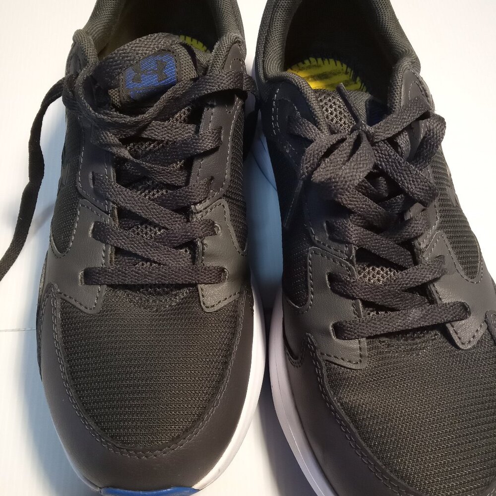PRE OWNED Under Armour Tenis Charged para hombre